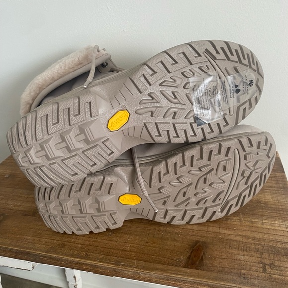 UGG Butte Mono Waterproof Leather Men's Lace Up
Boots 1120979 Size 9 - Picture 2 of 7